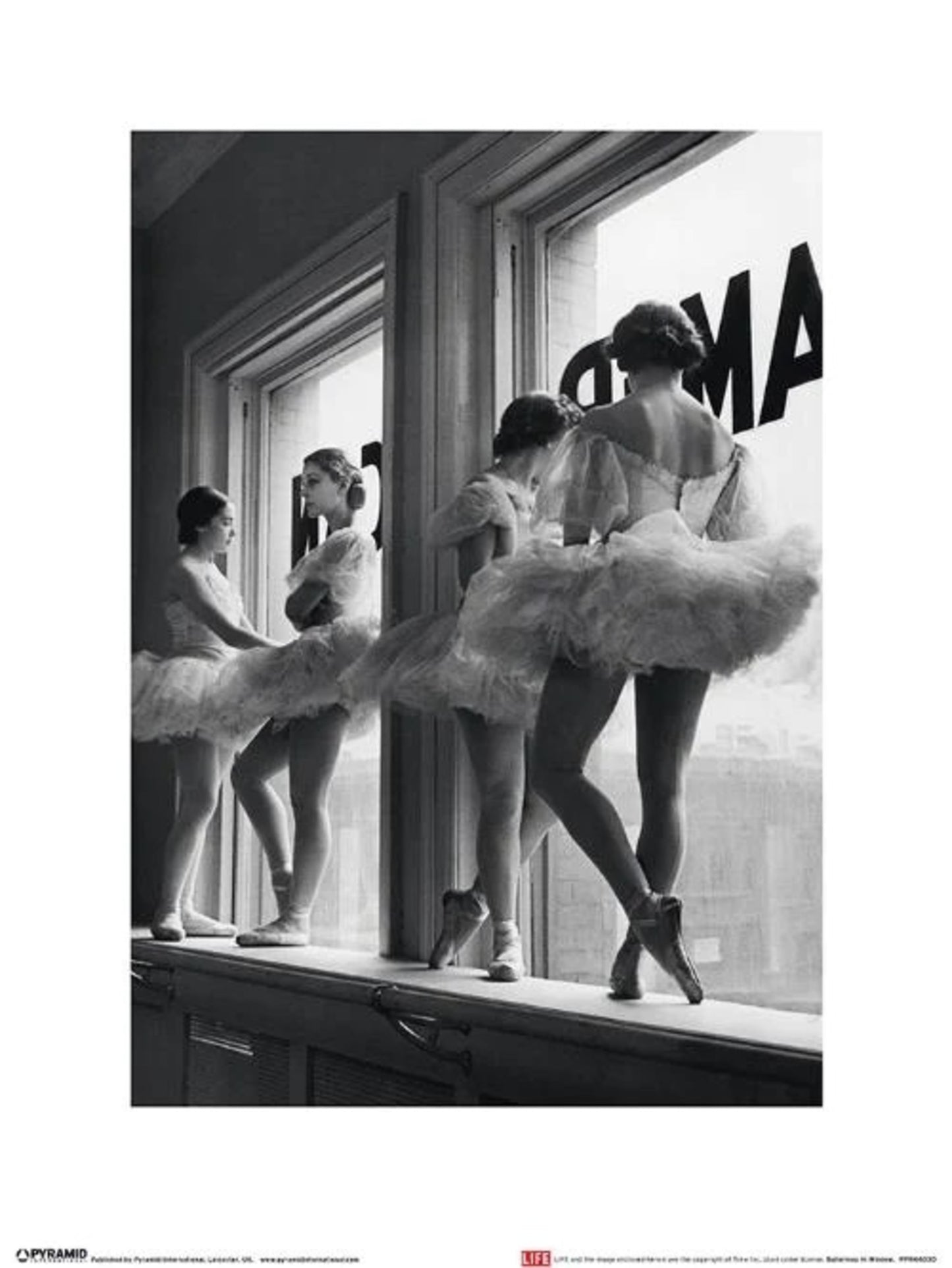 Kunstdruk Time Life Ballerinas in Window 30x40cm
