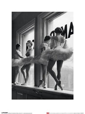 Kunstdruk Time Life Ballerinas in Window 30x40cm