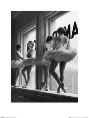 Kunstdruk Time Life Ballerinas in Window 60x80cm