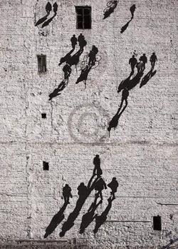 Kunstdruk Edition Street - Walking the Wall 50x70cm