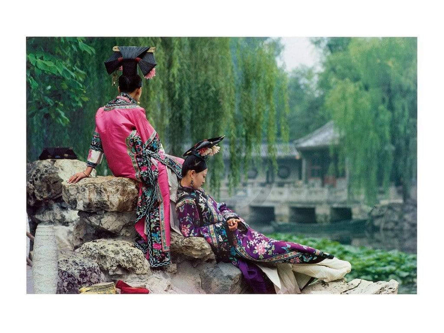 Kunstdruk Basil Pao - Garden of Fragrant Light 80x60cm